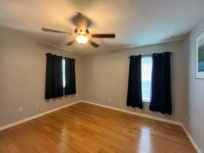 Foto del edificio - 3 Bedroom, 2 Bath home w/2 Car Garage on 5...
