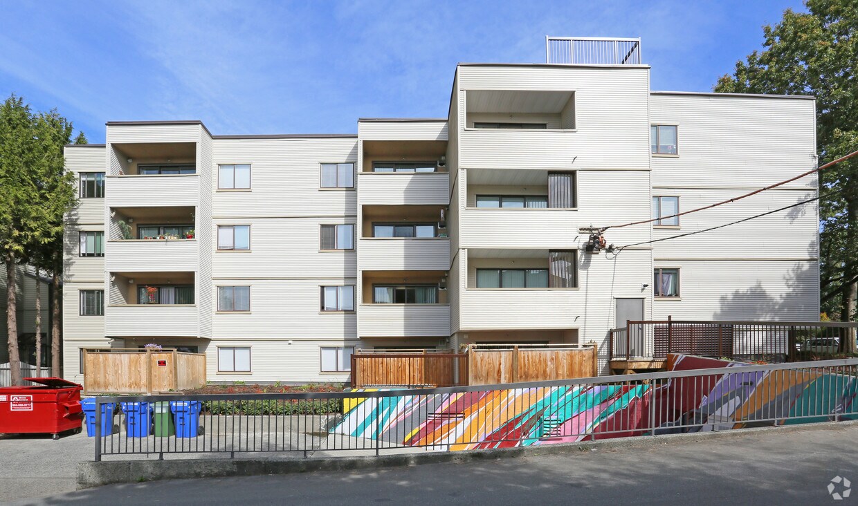 Photo du bâtiment - 1925 Woodland Dr