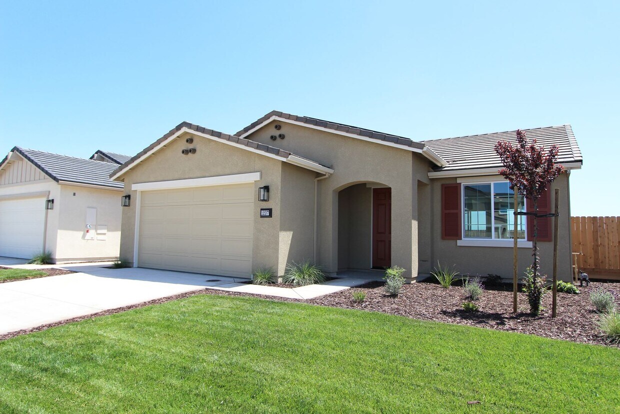 Foto principal - Built in 2023, this home still feels brand...