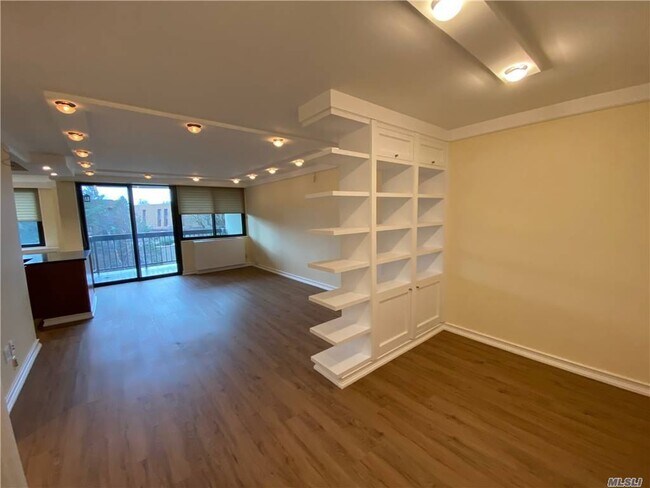 Building Photo - 1 Bay Club Dr