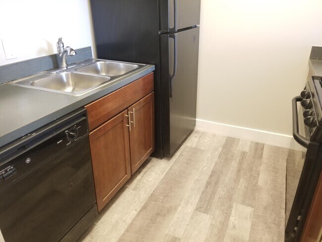 Kitchen - 600 E 8th St