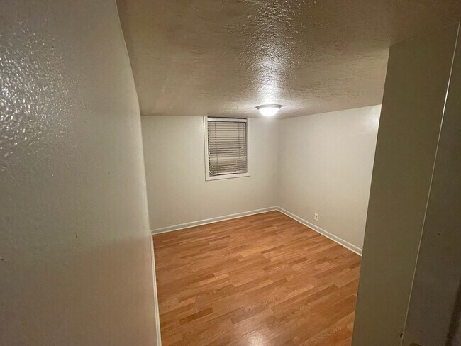 Foto del edificio - 728 Logan Ave S