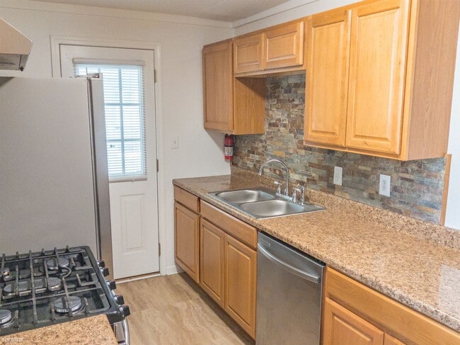 Building Photo - 3 br, 1 bath Triplex - 305 Twelve Mile Road 1