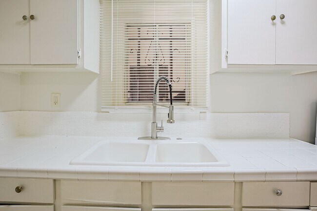 Foto del edificio - Modern Living in Koreatown: Stylish Studio Apartment