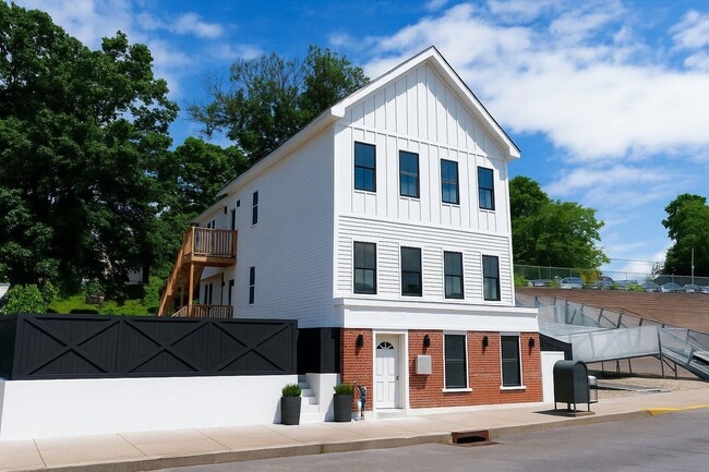 Building Photo - 328 Columbia St