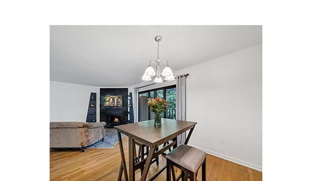 Foto del edificio - 3333 Forest Ridge Rd