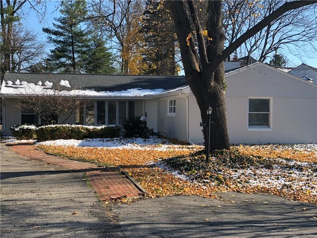 Building Photo - 350 Lakeside Dr