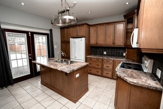 Building Photo - 152 Ross St