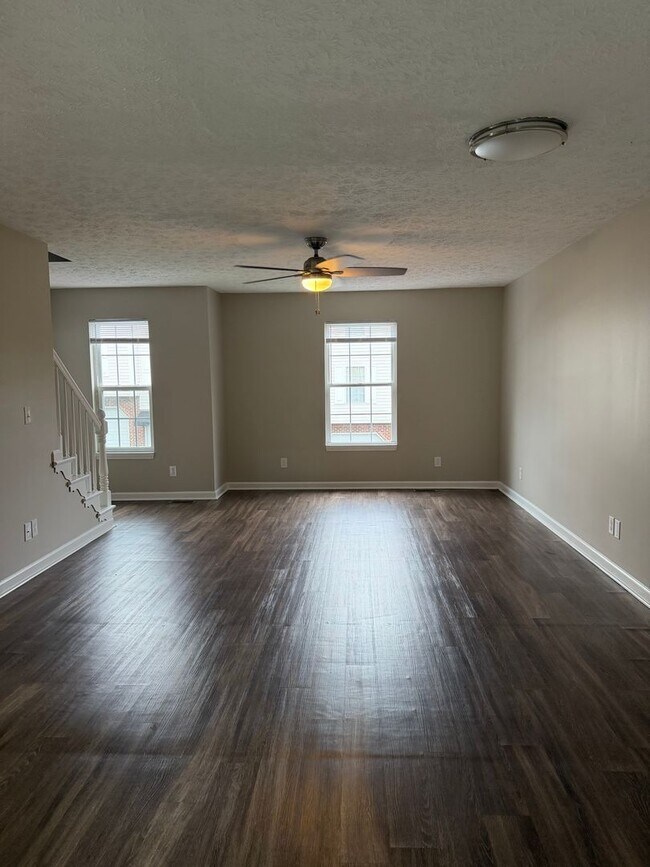 Foto del edificio - Spacious 2-Bedroom Townhouse with Garage