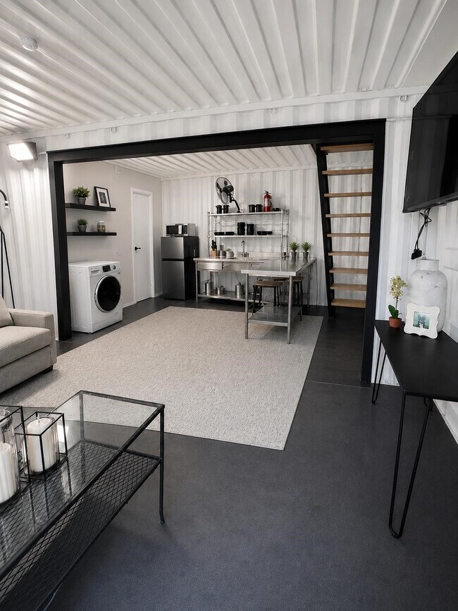 Foto del edificio - 5036 Golden Forest Dr