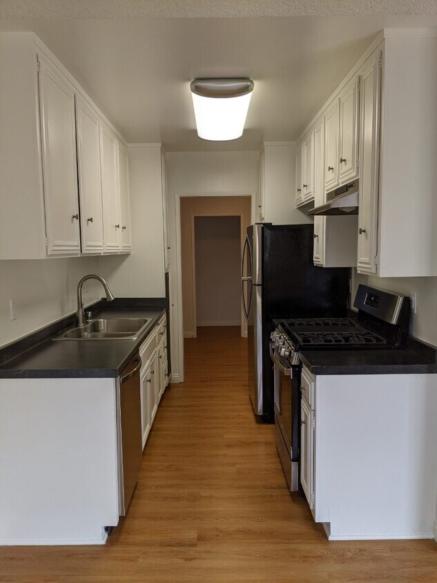 Primary Photo - 1241 Barry Ave