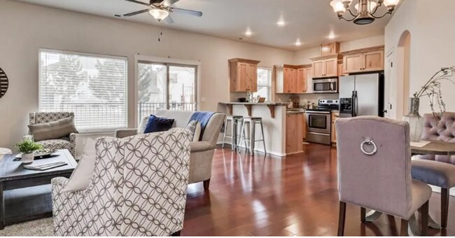 Foto del edificio - Charming Townhome located in a great area! Coming soon!