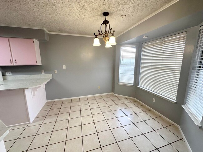 Building Photo - 5104 Belaire Dr