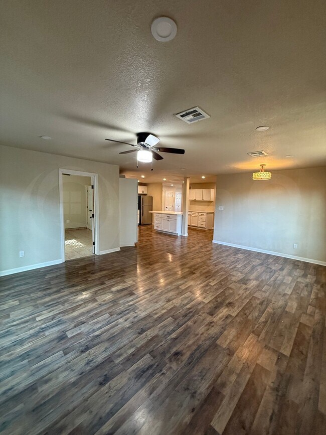 Foto del edificio - 3762 E 22nd St