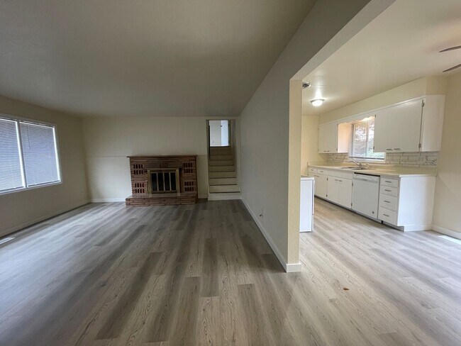 Building Photo - Now renting 3 bedroom House