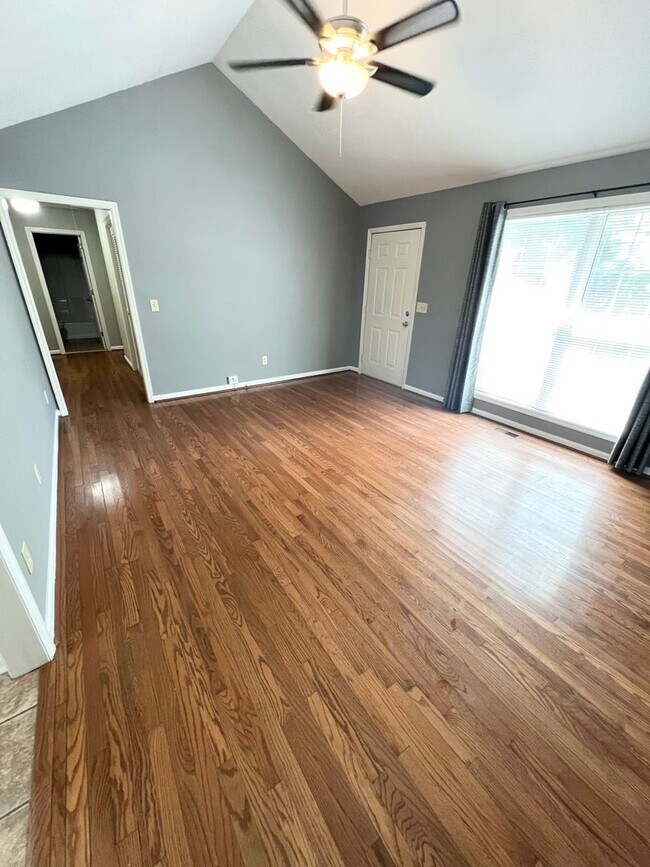 Foto del edificio - 3 Bed 2 Bath House w/Fenced Back Yard in O...