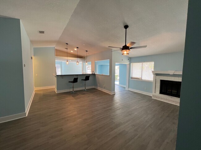 Building Photo - 2124 Aztec Dr W
