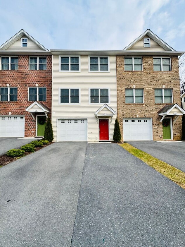 Primary Photo - Townhouse for rent in Bluestone Hills