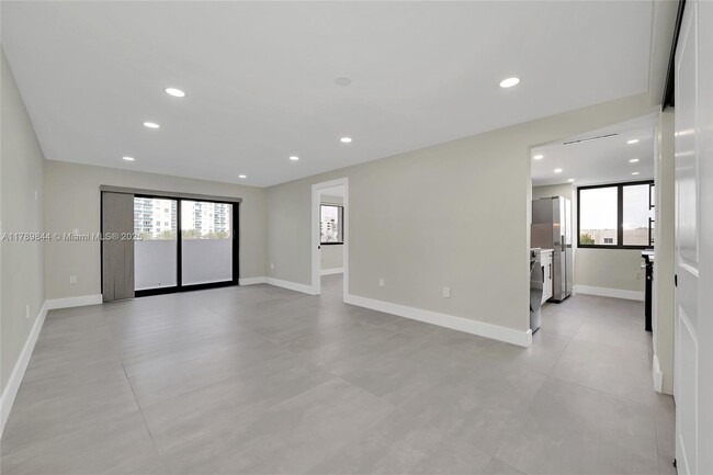 Foto del edificio - 6725 Harding Ave