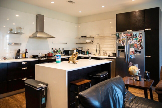 Foto del edificio - 2127 W Division St