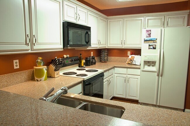 Foto del edificio - $0 DEPOSIT OPTION. CHARMING TWO-STORY TOWN...