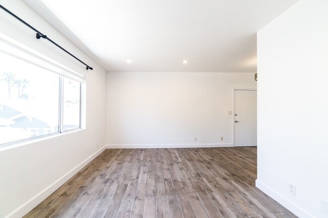 Building Photo - 319 Heliotrope Dr