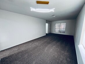 Building Photo - 2206 Laurel Oak Dr