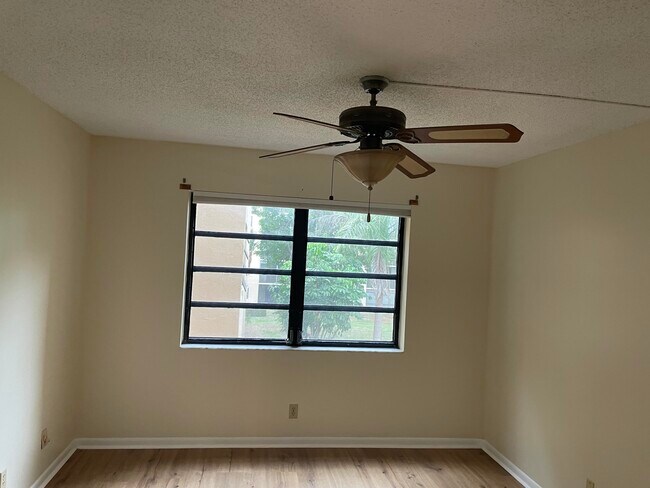 Foto del edificio - 4760 Lucerne Lakes Blvd