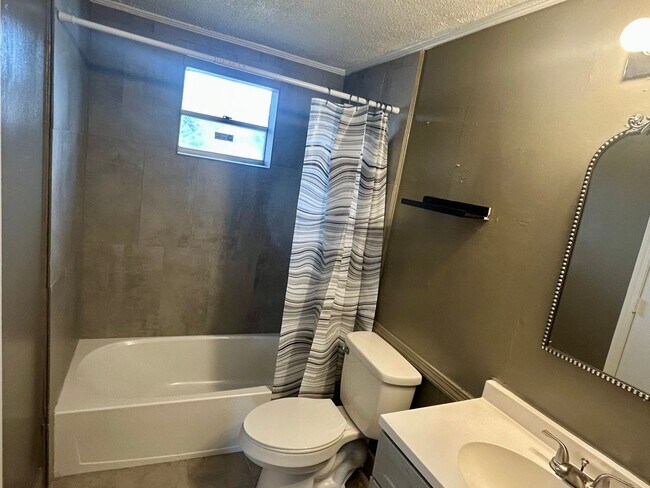 Foto del edificio - 4 Bedroom and 2 bathroom Brick Home