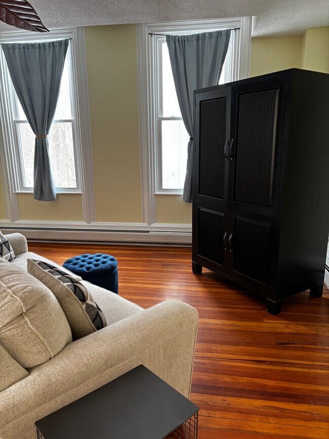 Foto del edificio - Centrally located 1 bedroom unit, flexible rental terms, partially furnished