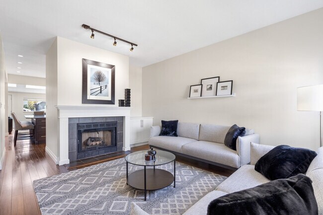 Building Photo - 3522 Dundas St