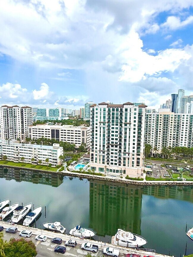 Building Photo - 100 Bayview Dr
