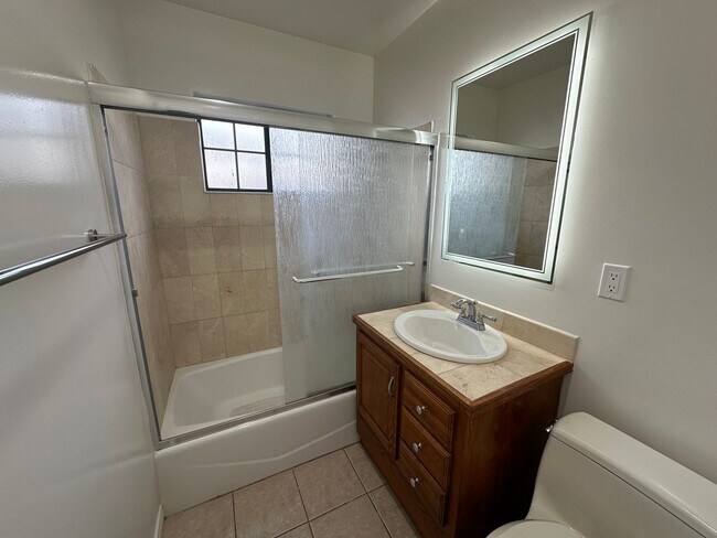 Building Photo - Charming 3-bedroom, 2-bathroom home locate...