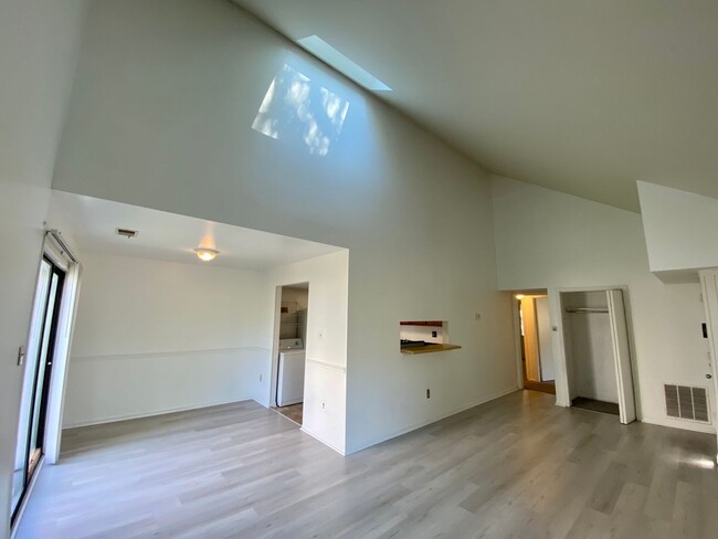 Building Photo - Large Two-Bedroom Condo in Edgewood!
