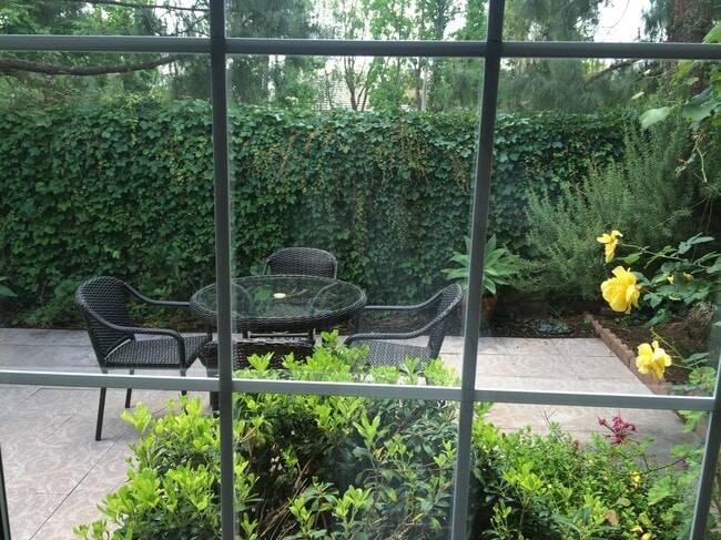 Foto del edificio - 5608 Roundtree Pl