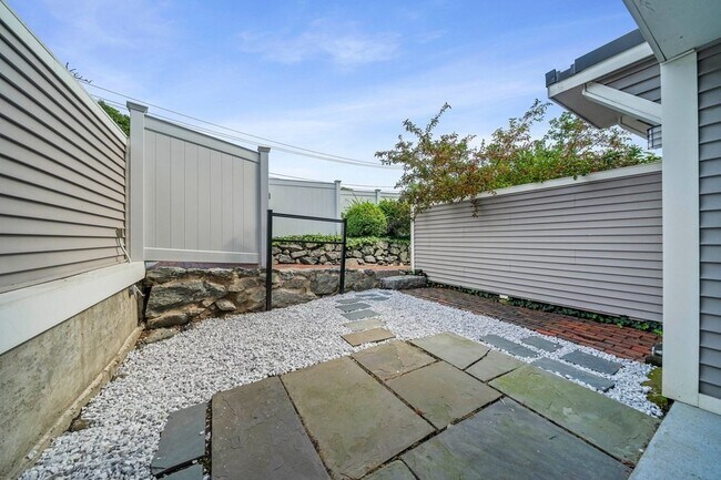 Building Photo - 15 Fresh Pond Pl