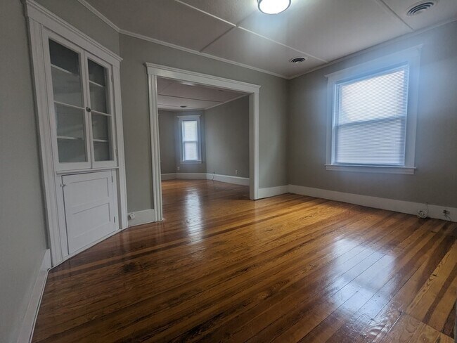 Building Photo - 84 Crescent St