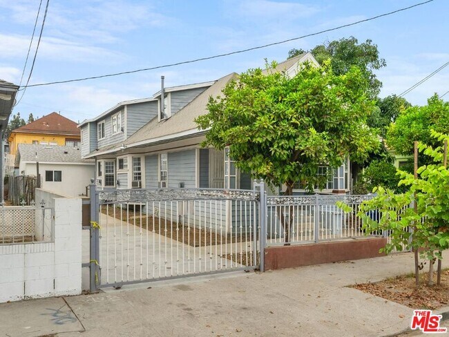 Building Photo - 1220 W 25th St