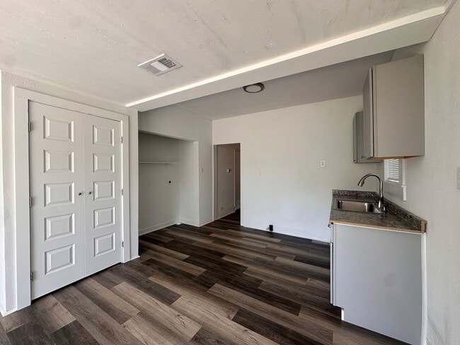 Building Photo - Remodeled 3 Bedroom 1.5 Bathroom Home | Wo...