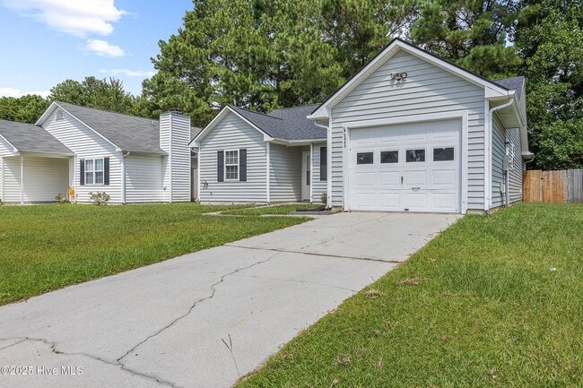 Building Photo - An adorable home! City Convenience!