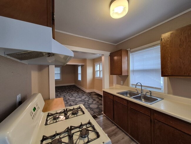 Building Photo - 2 Bedroom, 1 Bathroom Home with Deck