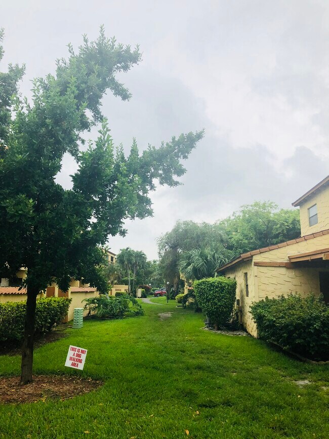 PATIO TRASERO - 7795 Grande St