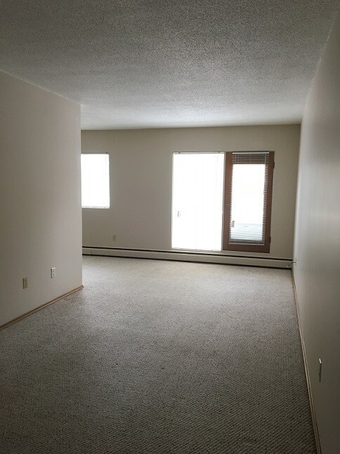 Building Photo - 5301-5346 46 Ave