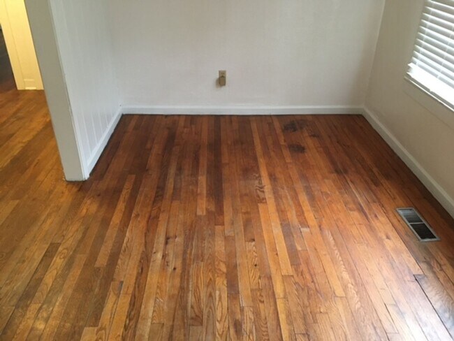 Foto del edificio - Adorable 3bdrm 1 bath bungalow in central midtown location, "Circle Beautiful" subdivision.