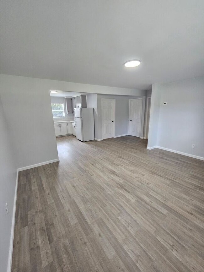 Building Photo - Renovated 2BD/1BA Duplex in Newton