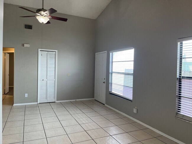 Foto del edificio - 2451 E Illiana St