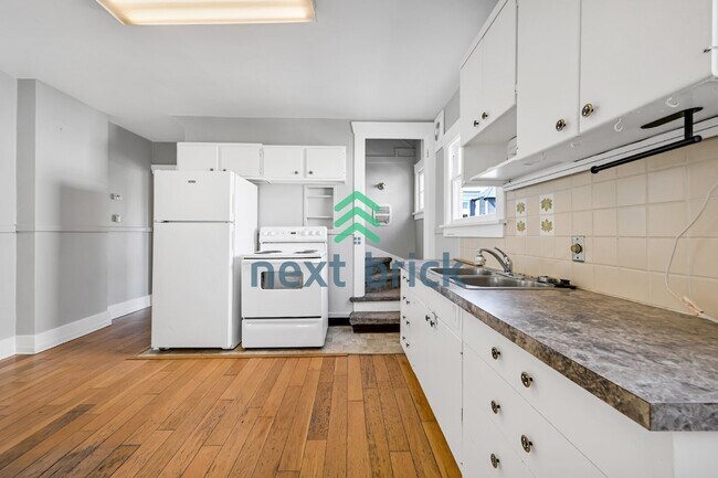 Building Photo - Charming 3-Bed Duplex in Renton - Spacious 1280 Sq Ft Haven!