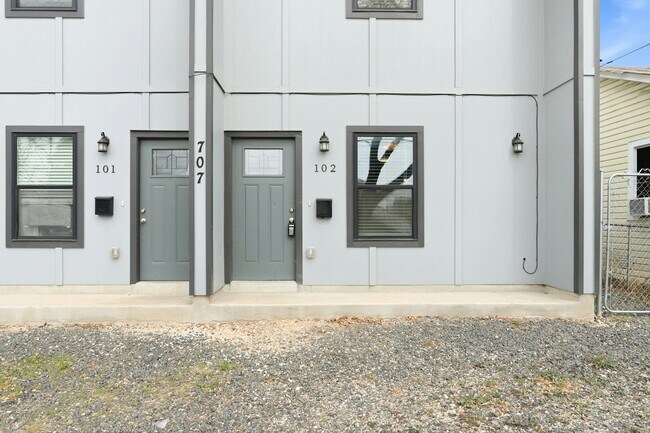 Building Photo - 707 Runnels Ave