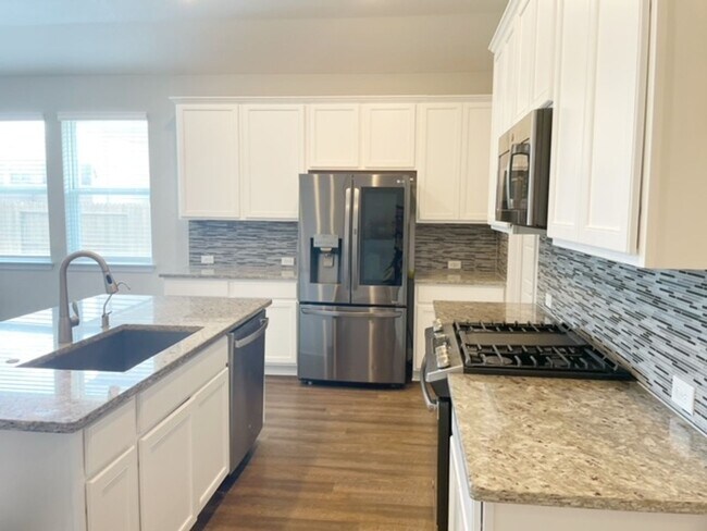 Building Photo - This stunning, 4BED/2BATH, well maintained...