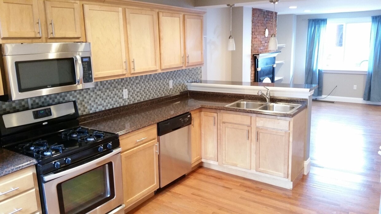 Foto principal - Charming 3 Bedroom Reno In South Side. Ope...